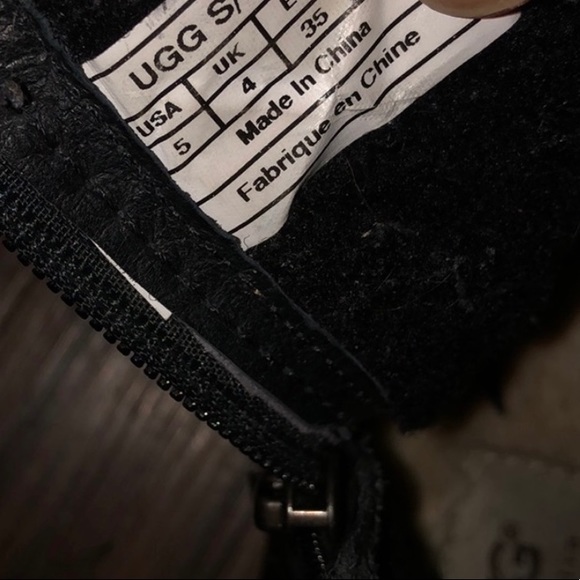 UGGS Pebbled Black leather ankle boots w/belts - Picture 6 of 8